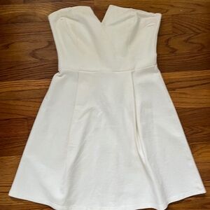 White sleeveless strapless Lulu‘s dress